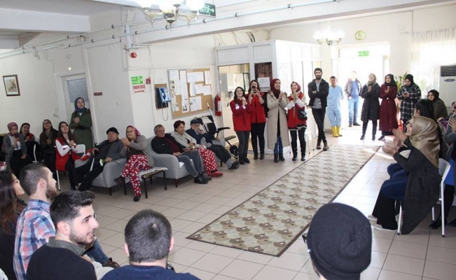 Gençlik Merkezi üyeleri huzurevi sakinlerini ziyaret etti