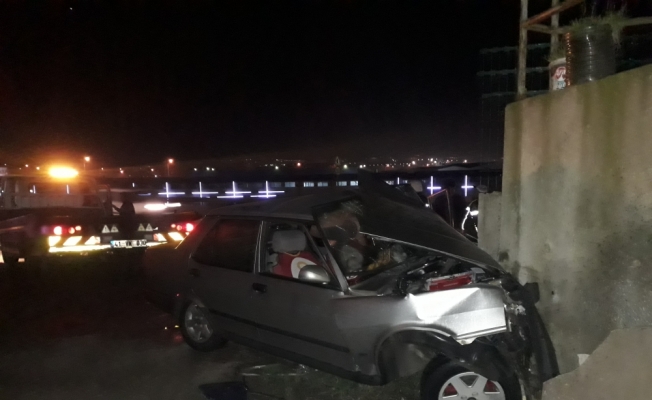 Gebze'de otomobil duvara çarptı: 1 yaralı