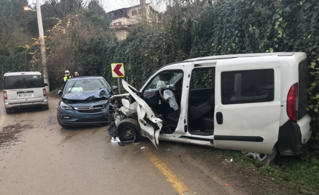 Kocaeli'de otomobil ile hafif ticari araç çarpıştı: 6 yaralı