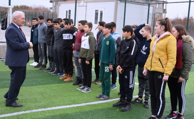 Lapseki'de okullara spor malzemesi yardımı