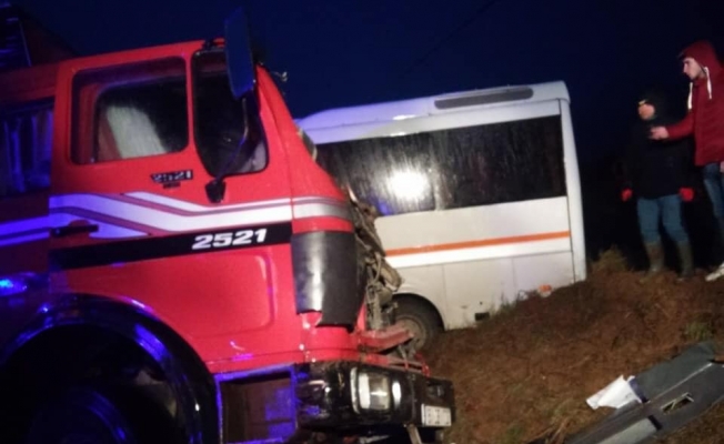 Öğrenci servisi ile kamyon çarpıştı: 15 yaralı