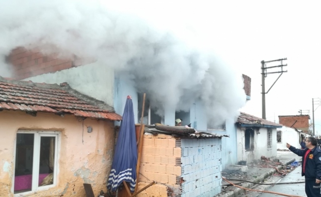 Balıkesir'de ev yangını