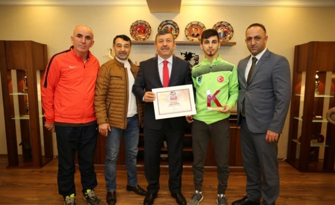 Dünya şampiyonu sporcudan Başkan Karabacak’a ziyaret