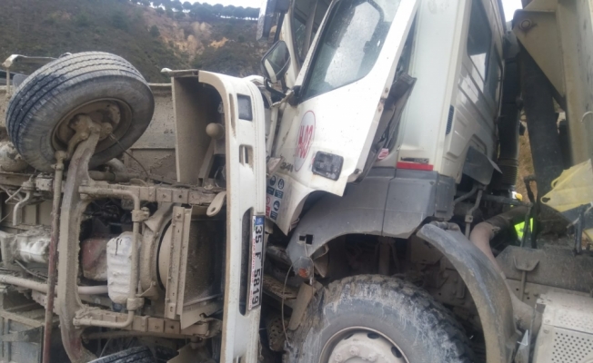 İşçi servisiyle kamyon çarpıştı: 1 ölü, 25 yaralı