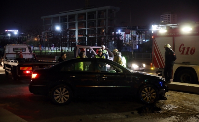 Kağıthane’de devrilen otomobilin sürücüsü yaralandı