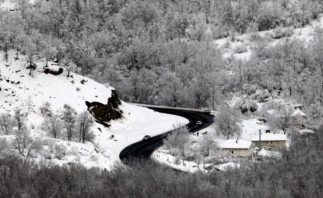Kırklareli'nde kar yağışı nedeniyle kapanan köy yolları