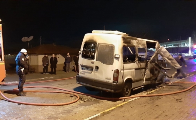 Kırklareli'nde seyir halindeki minibüs yandı