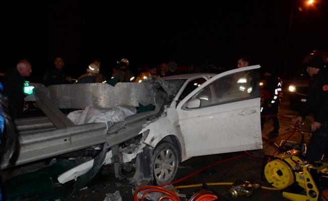 Kocaeli'de otomobil bariyerlere çarptı: 2 yaralı
