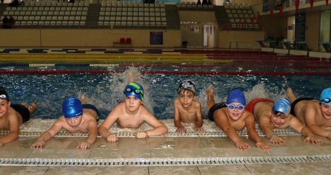 Sakarya'da 370 öğrenciye yüzme eğitimi verildi