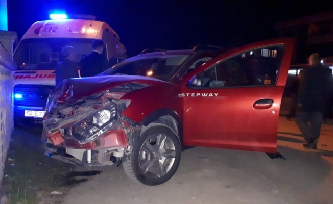 Sakarya'da ambulans ile otomobil çarpıştı: 2 yaralı