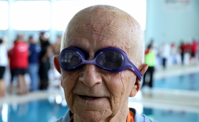 89 yaşındaki Arısoy 74 yıldır kulaç atıyor