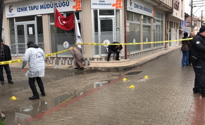 Bursa'da tapu dairesi önünde silahlı kavga