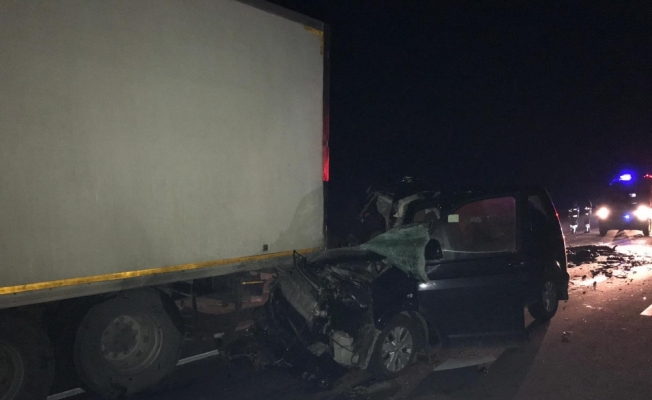 Çanakkale'de otomobil kamyona çarptı: 1 ölü, 1 yaralı