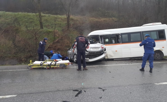 Kocaeli'de öğrenci servisiyle otomobil çarpıştı: 1 ölü, 9 yaralı