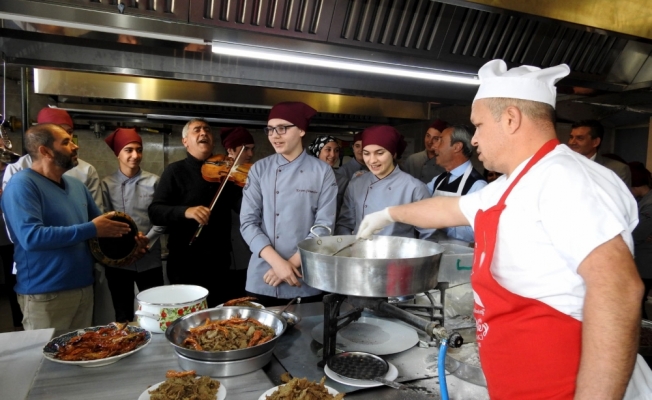 Aşçılık öğrencilerine türküsü eşliğinde ciğer dersi