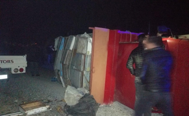 Bursa'da arı kovanı yüklü kamyon devrildi: 2 yaralı