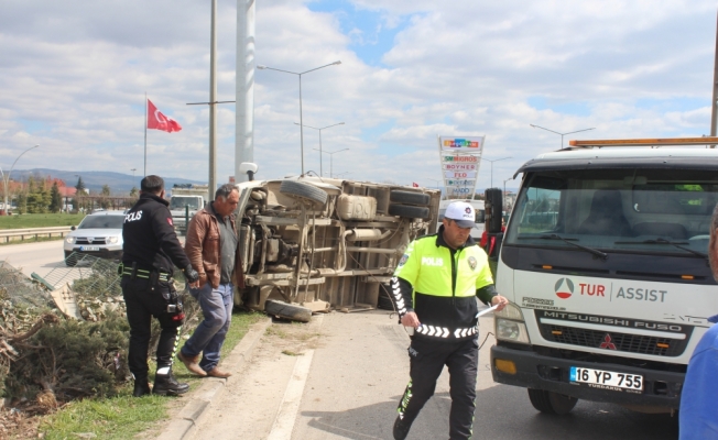 Bursa'da kamyonet devrildi: 3 yaralı