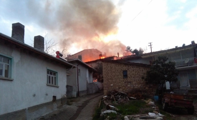 İnhisar ilçesinde iki ev yandı