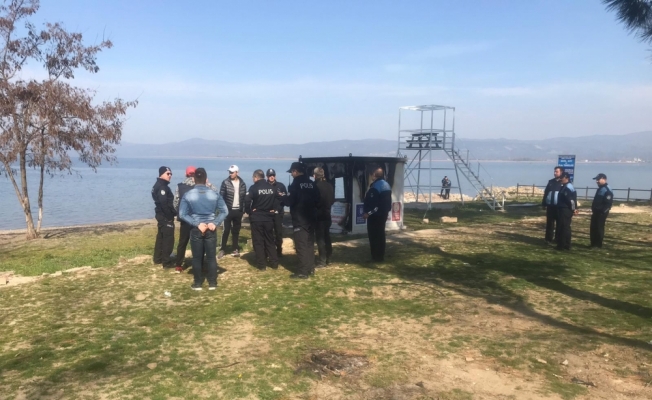 İznik Gölü kıyısındaki cankurtaran danışma bürosu yakıldı