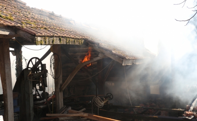 Kocaeli'de iki katlı ahşap bina yandı