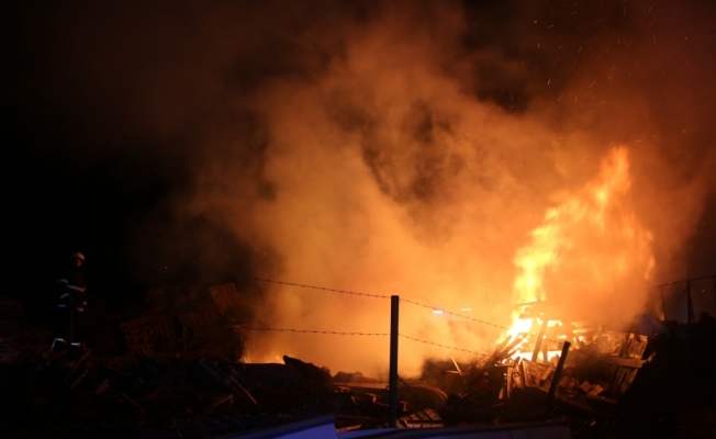 Gebze'de palet imalathanesinin depolama alanında yangın