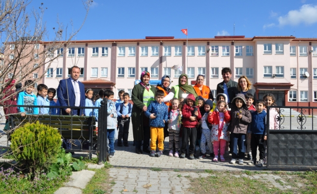 Pamukova'da öğrenciler meyve fidanı dikti