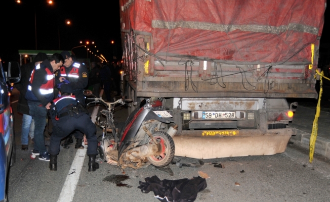 Park halindeki kamyona çarpan motosikletli öldü
