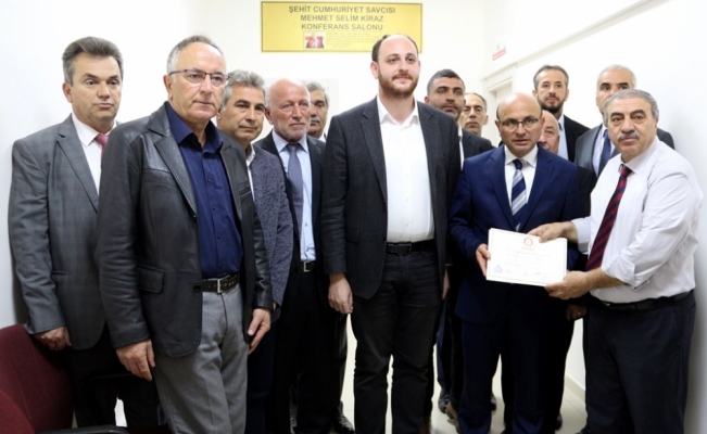 Altınova Belediye Başkanı Metin Oral, mazbatasını aldı