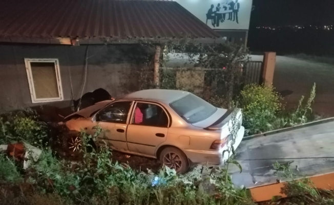 Bursa'da yoldan çıkan araç bekçi kulübesine çarparak durdu