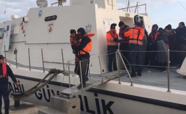Ege açıklarında lastik botta 44 düzensiz göçmen yakalandı