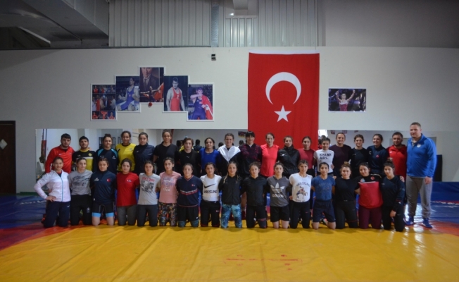 Genç Kızlar Güreş Milli Takımı'nın Yalova kampı