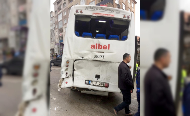 Karamürsel'de iki işçi servisi çarpıştı: 2 yaralı