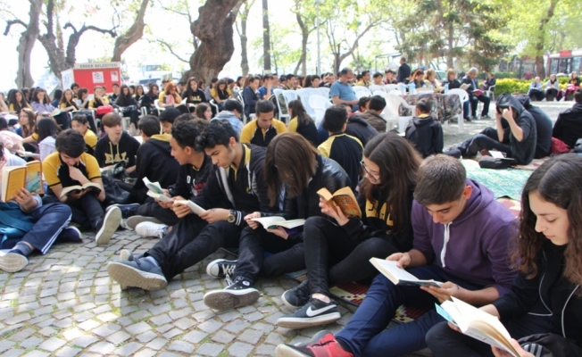 Lisesi öğrencileri Erdek Cumhuriyet Alanı'nda kitap okudu