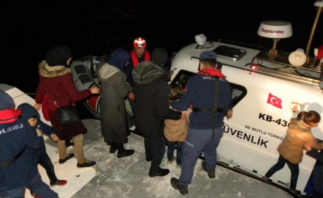 Motoru arızalanan teknedeki düzensiz göçmenler kurtarıldı
