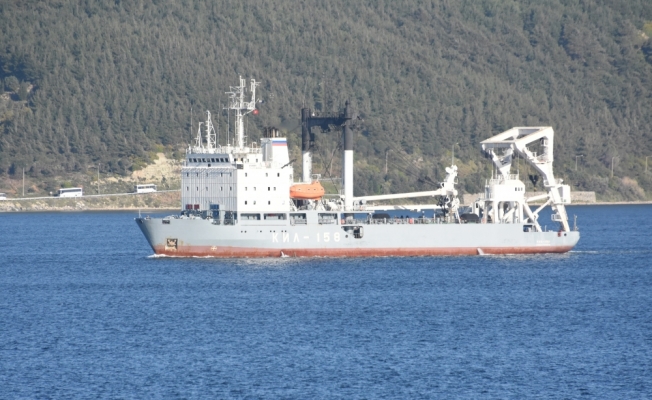 Rus denizaltısı ve kurtarma gemisi Çanakkale Boğazı'ndan geçti