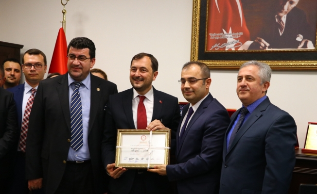 Süleymanpaşa Belediye Başkanı Yüksel, mazbatasını aldı