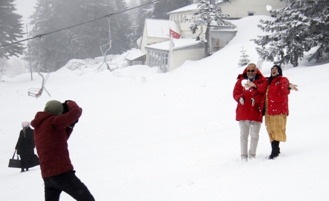 Uludağ'ın ziyaretçilerine baharda kar sürprizi