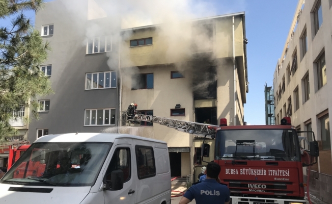 Bursa'da kumaş deposunda yangın