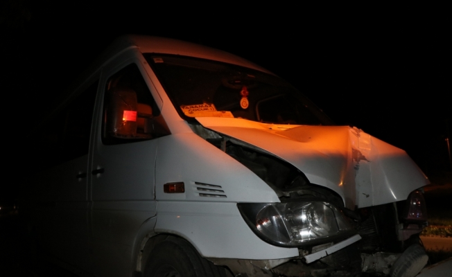 Düzensiz göçmenleri taşıyan minibüs direğe çarptı: 12 yaralı