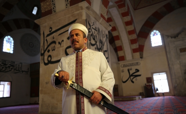 Kılıçla hutbe geleneği Eski Cami'de devam ediyor