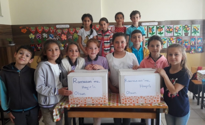 Öğrenciler harçlıklarıyla ramazan paketi hazırladı