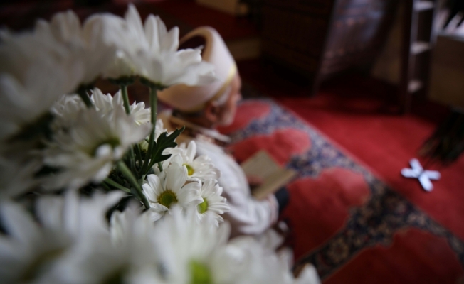Osmanlı geleneği gereği Eski Cami çiçeklerle donatıldı