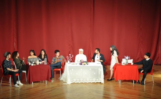 Uluslararası öğrenciler tiyatro oyunu sahneledi