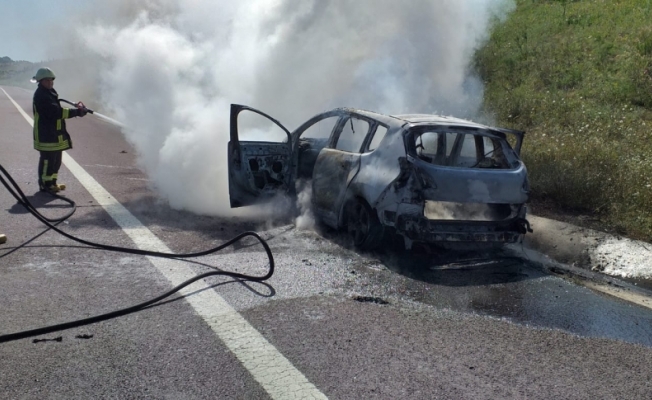 Yalova'da otoyolda seyir halindeki otomobil yandı