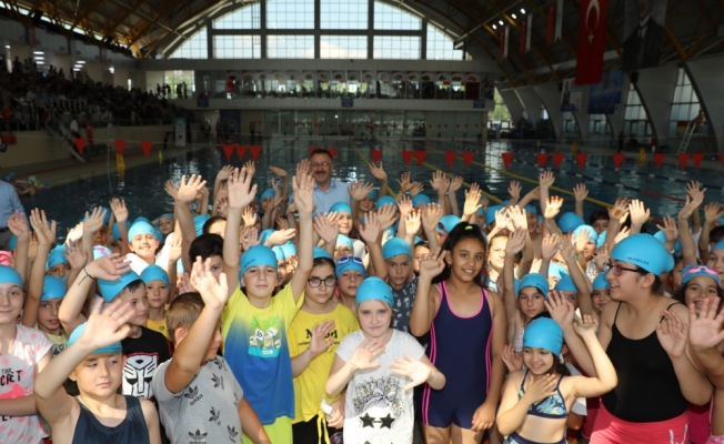 Adapazarı'nda ücretsiz yaz okulu yüzme kursu açıldı