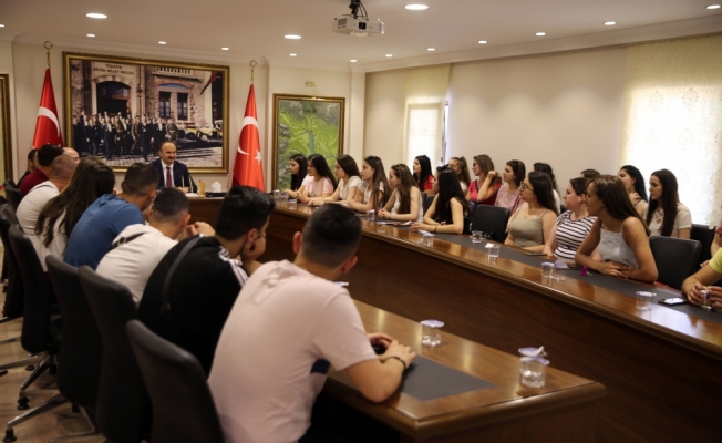 Arnavutluk'tan gelen üniversite öğrencileri Vali Canalp'i ziyaret etti