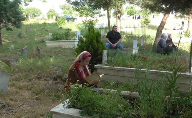 Bilecik'te mezarlıkta toplu bayramlaşma geleneği