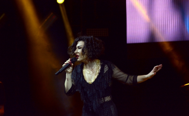 Emre Aydın ve Fatma Turgut Bursa'da konser verdi