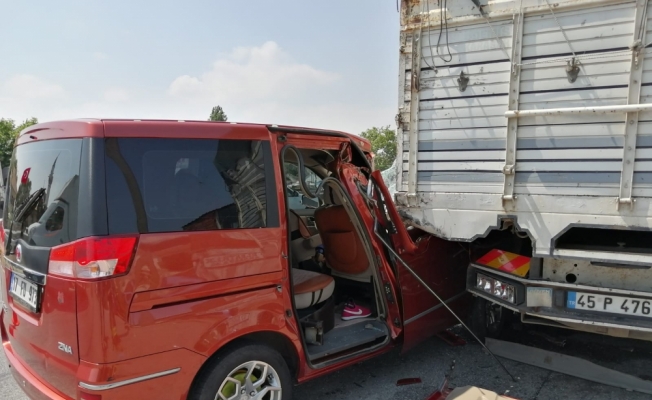 Hafif ticari araç kamyonun altına girdi: 5 yaralı