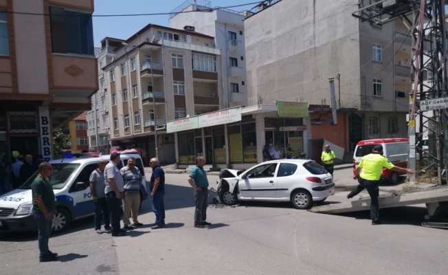 Gebze'de otomobil yayaya çarptı: 2 yaralı